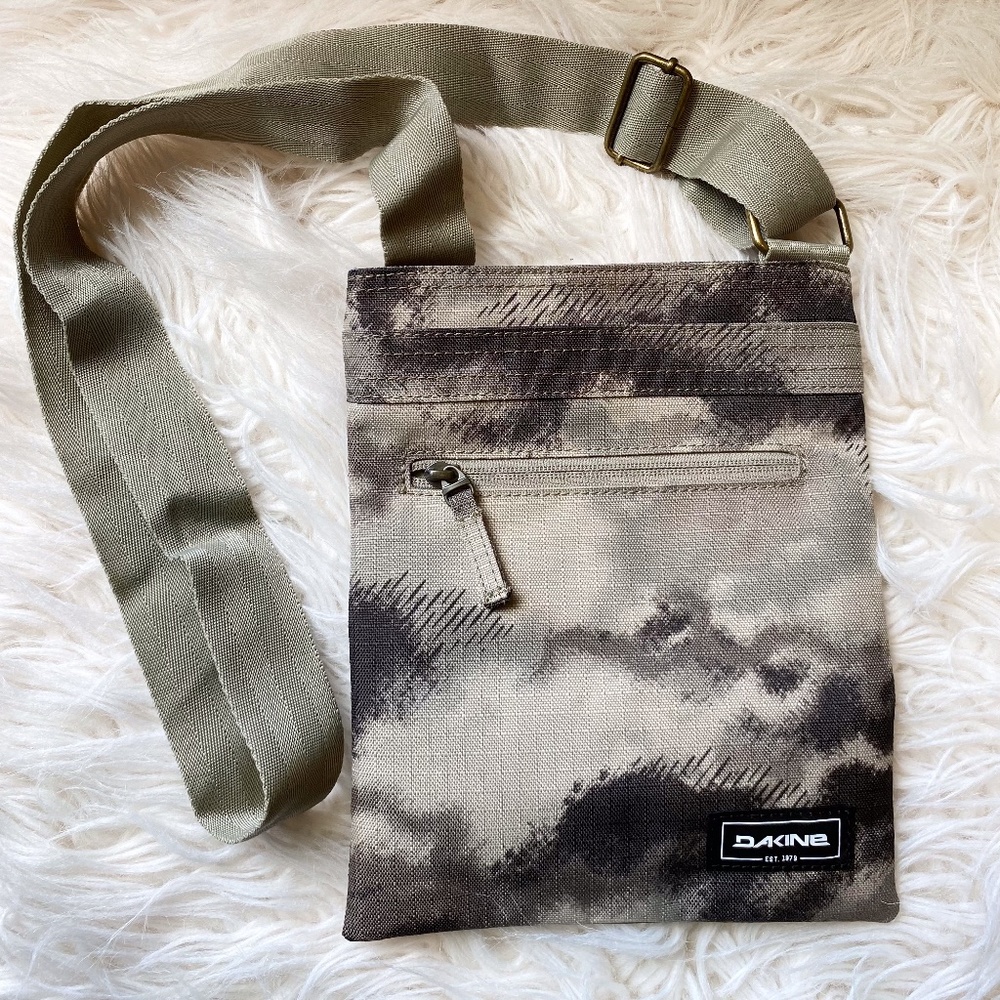 NWOT Dakine Jive Handbag in Camo Print - Picture 6 of 6